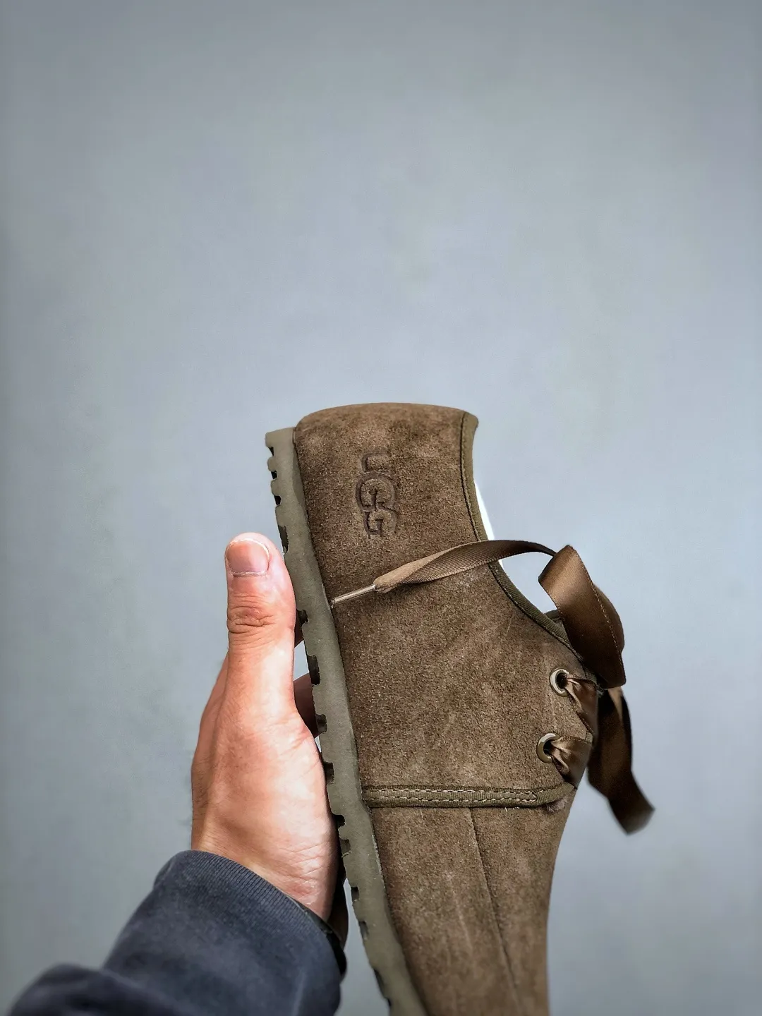 Local self-pickup 💰520 supports store release. The best-selling model on the entire network at the end of the year, UGG Mary Jane Mule slippers, 1.5CM thin sole, women's model, Xiaohongshu hot model, produced by a major foreign trade factory in Guangzhou, from toe to insole, real sheep fur, independent outer box packaging, craftsmanship, different from any version on the market, 1.5Ccm thin sole, independent original development of outsole, cashmere insole, keeping warm in winter, going out, and a very suitable choice for home use. This year uug launches a style series Partly catered to the preferences of young consumers, it has also moved to the forefront of fashion trends. Shoe body material: suede upper, 17mm UGGPURE™ implanted wool insole, lightweight non-slip and comfortable rubber outsole, with brand LOGO and trademark, with full packaging Size: 35-40